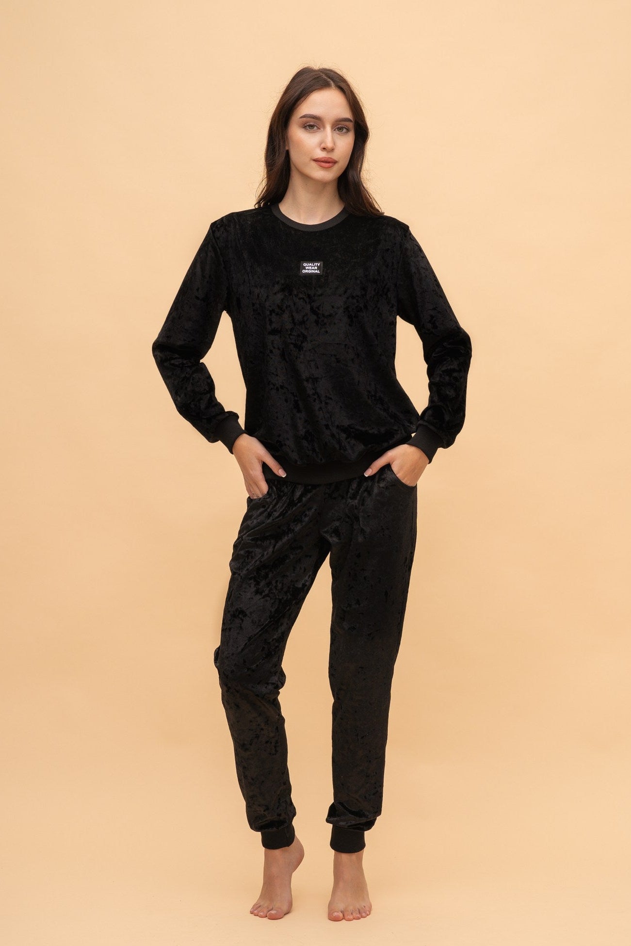 Екип от плюш "Velvica" (Черен)